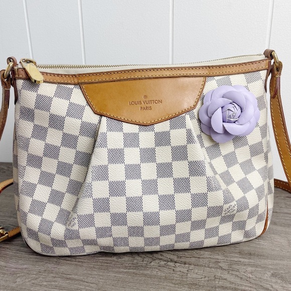 Camellia Flower Vegan Leather Magnetic Bag Charm - Picture 4 of 9